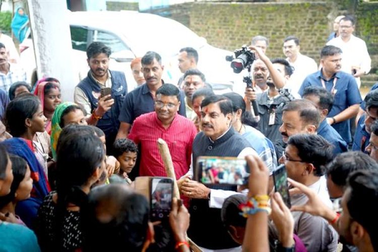 सड़क किनारे खड़ी बहनों और बच्चों को देखकर मुख्यमंत्री डॉ. यादव ने रुकवाई गाड़ी