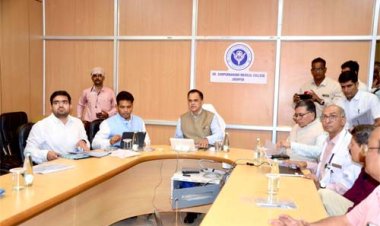 मुख्य सचिव वी. श्रीनिवास ने की जिले की चिकित्सा व्यवस्थाओं की समीक्षा