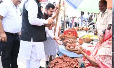 सड़क किनारे पसरे पर अचानक पहुंचे मुख्यमंत्री विष्णु देव साय, मीरा के पसरे से खरीदा ‘आशीर्वाद का दीया’