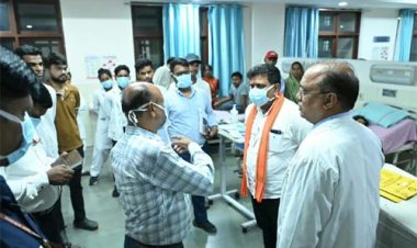उप मुख्यमंत्री विजय शर्मा ने एम्स रायपुर में महाराष्ट्र सड़क हादसे के घायलों से की मुलाकात