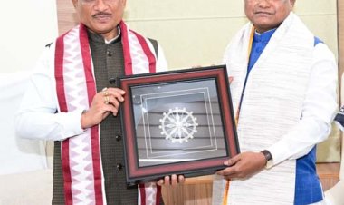 मुख्यमंत्री विष्णु देव साय ने ओडिशा के मुख्यमंत्री मोहन चरण माझी से की सौजन्य भेंट