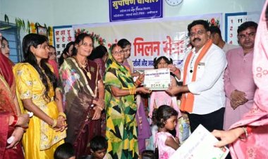 फूल लेकर आए नन्हे कदम, उप मुख्यमंत्री ने बच्चों को गोद में उठाया, बच्चों की मासूमियत ने जीता दिल