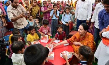 'आंगन मिलन सेवा' का आयोजन: उपमुख्यमंत्री एवं महिला-बाल विकास मंत्री दिया कुमारी ने किया आंगनबाड़ी बहनों का  सम्मान