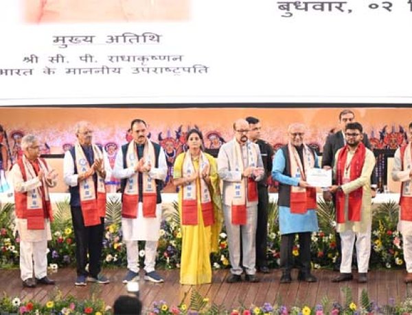 एम्स रायपुर का तीसरा दीक्षांत समारोह, छत्तीसगढ़ अतीत के अंधकार से निकलकर विकास और प्रगति के नए युग की ओर अग्रसर: उपराष्ट्रपति