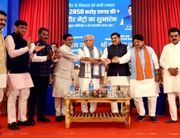 मुख्यमंत्री डॉ. यादव, केन्द्रीय मंत्री मनोहर लाल, मंत्री विजयवर्गीय ने हरी झंडी दिखाकर इंदौर मेट्रो ट्रेन को किया रवाना