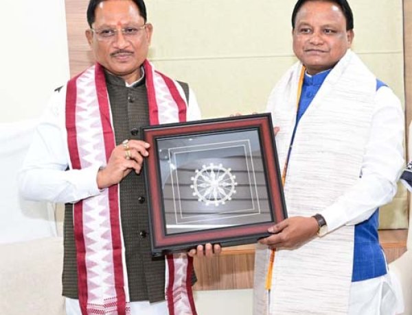 मुख्यमंत्री विष्णु देव साय ने ओडिशा के मुख्यमंत्री मोहन चरण माझी से की सौजन्य भेंट
