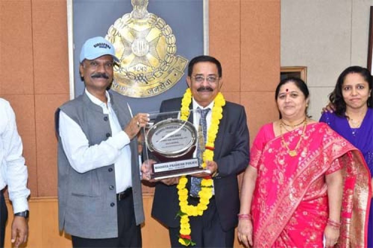 पुलिस मुख्यालय परिवार द्वारा 6 सेवानिवृत्त कर्मचारियों को दी गई भावभीनी विदाई