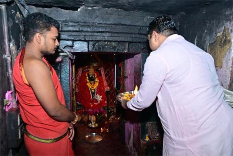 शिक्षा मंत्री यादव ने माँ दंतेश्वरी की पूजा-अर्चना कर लिया आशीर्वाद
