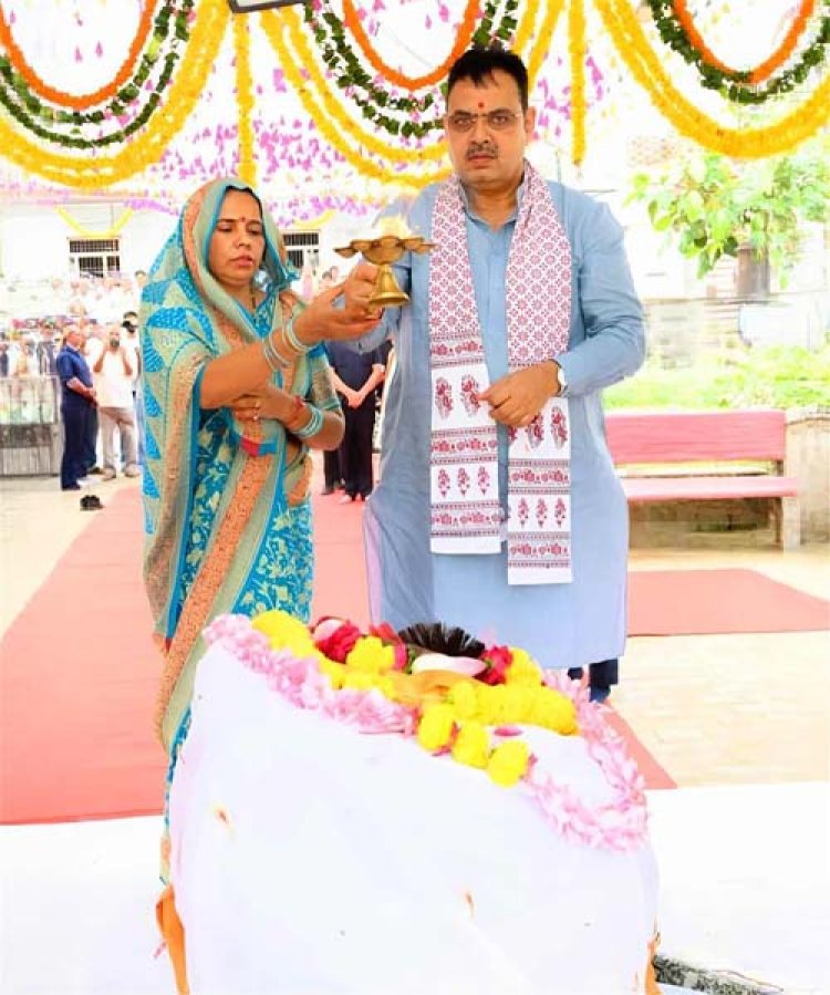 मुख्यमंत्री भजनलाल शर्मा ने पूंछरी का लौठा स्थित श्रीनाथजी मंदिर में किए दर्शन