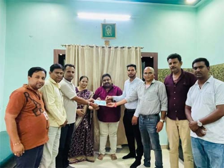 उप मुख्यमंत्री एवं कवर्धा विधायक विजय शर्मा की संवेदनशील पहल से आगजनी पीड़ित होटल संचालक को मिली आर्थिक सहायता