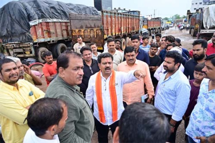 उप मुख्यमंत्री विजय शर्मा ने ट्रांसपोर्ट नगर का किया निरीक्षण