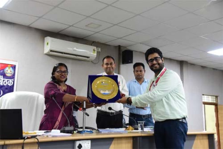 बस्तर से ऑक्सफोर्ड तक: छत्तीसगढ़ की पहली सामाजिक विज्ञान प्रयोगशाला के निर्माता विनायक कोहली बने देश के सबसे युवा ‘बेस्ट टीचर‘