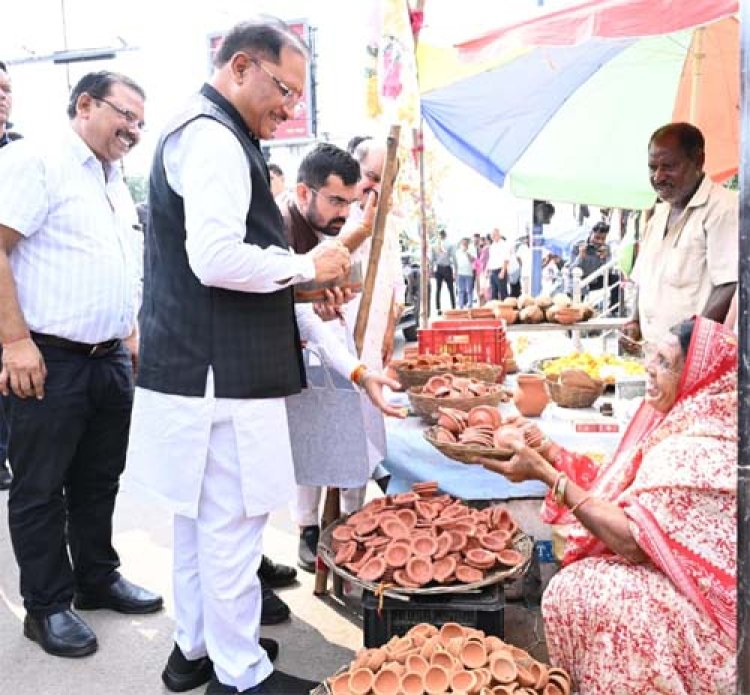 सड़क किनारे पसरे पर अचानक पहुंचे मुख्यमंत्री विष्णु देव साय, मीरा के पसरे से खरीदा ‘आशीर्वाद का दीया’