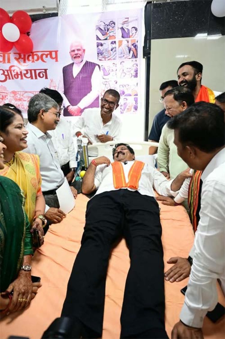 सेवा संकल्प अभियान : उप मुख्यमंत्री विजय शर्मा ने महारानी अस्पताल जगदलपुर में किया रक्तदान
