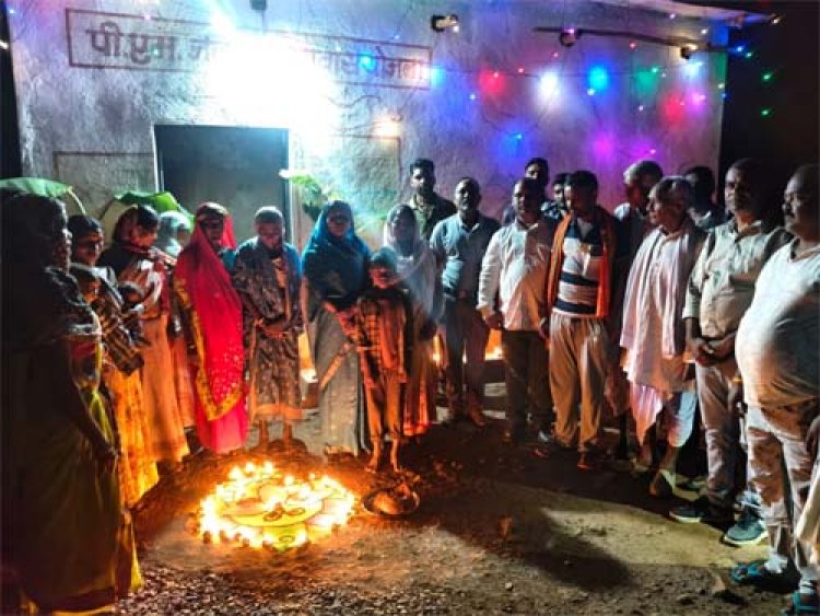 ‘आशीर्वाद का दीया’ से जगमगाया सरगुजा के अंतिम छोर का गांव, पहाड़ी कोरवा परिवार के पीएम आवास से हुआ शुभारंभ