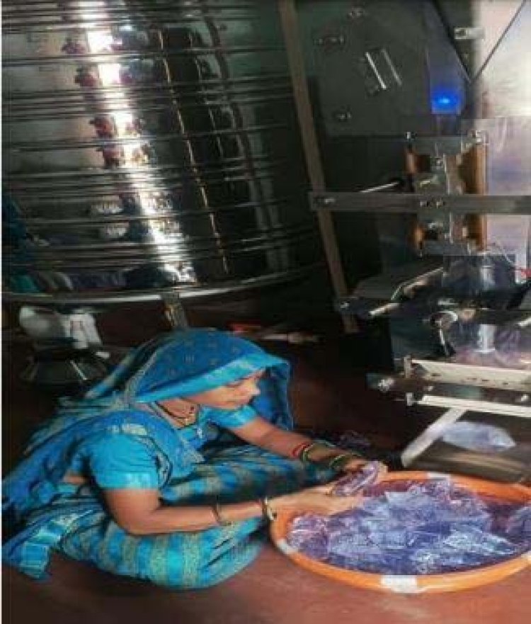 सेवा संकल्प से सशक्त हुई ग्रामीण महिलाएं, गौरी समूह ने पानी पाउच निर्माण से गढ़ी आत्मनिर्भरता की नई गाथा