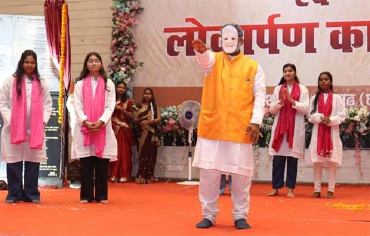 नमो सेवा-अनकही कहानियां : छात्रों ने प्रधानमंत्री नरेन्द्र मोदी के 25 वर्षों की सेवा यात्रा का किया मंचन