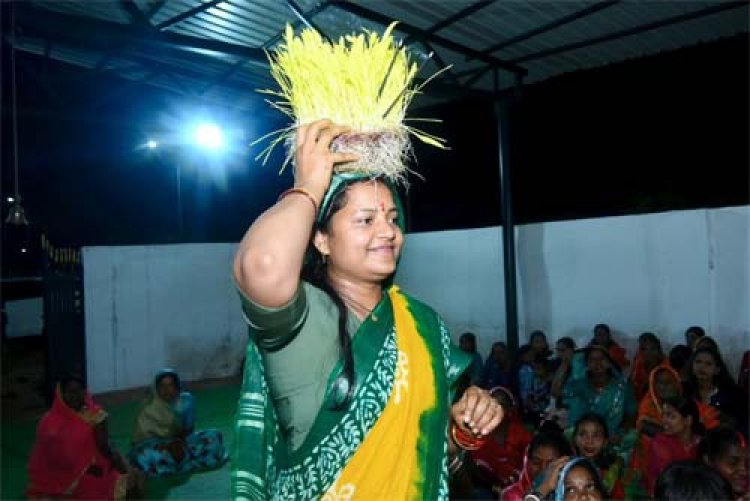 करमा पूजा में शामिल हुईं मंत्री श्रीमती लक्ष्मी राजवाड़े, प्रकृति, संस्कृति और लोकपरंपराओं के संरक्षण का दिया संदेश