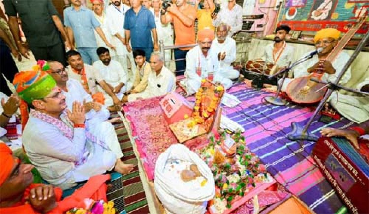 मुख्यमंत्री भजनलाल शर्मा ने बाबा रामदेव मंदिर में किए दर्शन, पावन समाधि पर की पूजा-अर्चना
