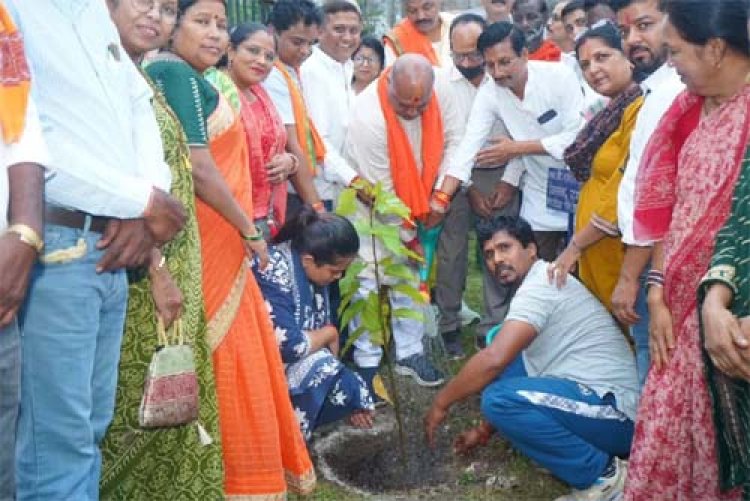 सेवा संकल्प अभियान के तहत दुर्ग में जनसेवा, पर्यावरण संरक्षण और जागरूकता की अनूठी पहल