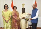 राष्ट्रपति द्रौपदी मुर्मु को राज्यपाल रमेन डेका ने भेंट की पहाड़ी मैना  की प्रतिकृति
