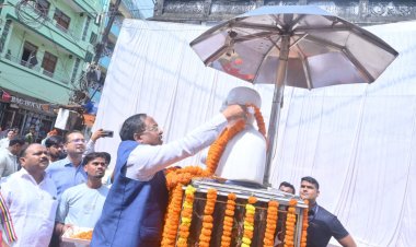 गांधी जयंती पर प्रभारी मंत्री रामविचार नेताम ने मनेंद्रगढ़ में महात्मा गांधी और लाल बहादुर शास्त्री को किया नमन