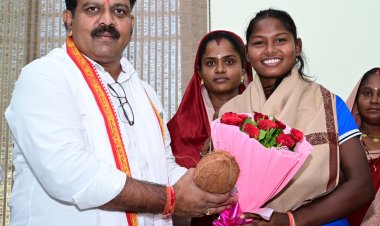 एशिया कप विजेता गीता यादव से मिले उप मुख्यमंत्री एवं कवर्धा विधायक विजय शर्मा कवर्धा की बेटी ने बढ़ाया देश-प्रदेश का मान: विधायक शर्मा