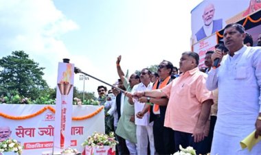 विकसित भारत के संकल्प से जगमगाया जशपुर, पर्यटन मंत्री राजेश अग्रवाल के नेतृत्व में निकली ‘सेवा ज्योति यात्रा’