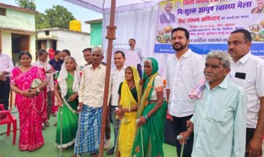 सेवा संकल्प अभियान के तहत जिला स्तरीय आयुष मेले में बुजुर्गों को वितरित किए गए सहायक उपकरण