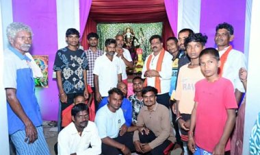 देवी पंडाल बने जनसमस्या निवारण के केंद्र, उप मुख्यमंत्री विजय शर्मा ने मां दुर्गा के चरणों में बैठकर सुनीं ग्रामीणों की समस्याएं