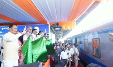केंद्रीय रेल मंत्री अश्विनी वैष्णव और मुख्यमंत्री विष्णु देव साय और ने रावघाट - रायपुर एवं रायपुर - कुरूद यात्री रेल सेवाओं को दिखाई हरी झंडी