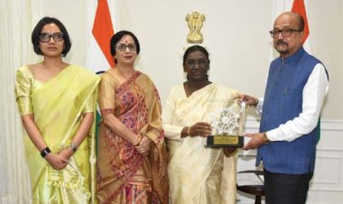 राष्ट्रपति द्रौपदी मुर्मु को राज्यपाल रमेन डेका ने भेंट की पहाड़ी मैना  की प्रतिकृति