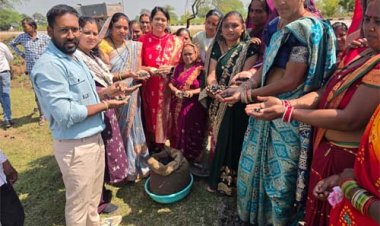 मखाना की खेती से आत्मनिर्भरता की ओर बढ़ रहीं धमतरी की महिलाएं