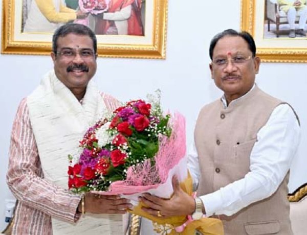 मुख्यमंत्री विष्णु देव साय से सांसद धर्मेंद्र प्रधान ने की शिष्टाचार भेंट