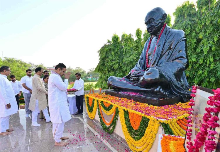 मुख्यमंत्री भजनलाल शर्मा ने राष्ट्रपिता महात्मा गांधी एवं पूर्व प्रधानमंत्री स्व. लाल बहादुर शास्त्री की जयंती पर अर्पित की पुष्पांजलि