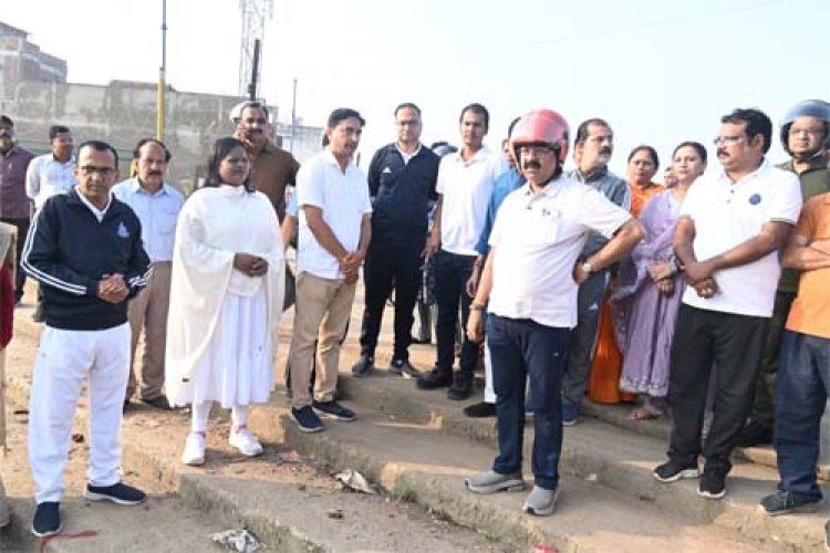 उप मुख्यमंत्री अरुण साव निकले स्कूटी पर, शहर भ्रमण कर सफाई और निर्माण कार्यों का किया निरीक्षण