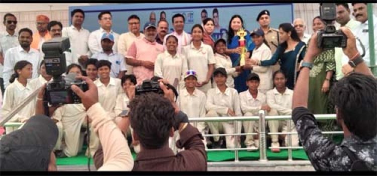 जशपुर की बेटियों ने क्रिकेट में रचा इतिहास, अंडर-17 और अंडर-19 दोनों वर्गों में जीते स्वर्ण पदक