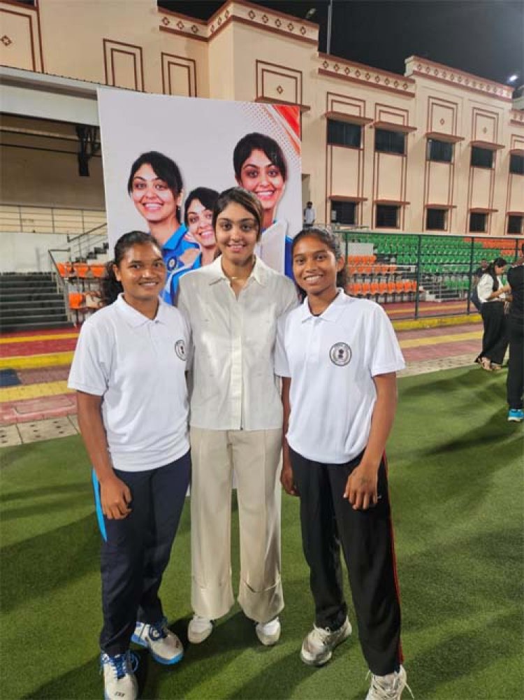 अंतरराष्ट्रीय क्रिकेटर हरलीन देओल ने हॉकी अकादमी के खिलाडि़यों से की मुलाकात, दिया मेहनत और आत्मविश्वास का मंत्र