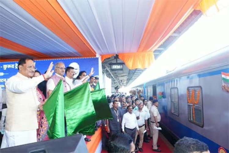 केंद्रीय रेल मंत्री अश्विनी वैष्णव और मुख्यमंत्री विष्णु देव साय और ने रावघाट - रायपुर एवं रायपुर - कुरूद यात्री रेल सेवाओं को दिखाई हरी झंडी