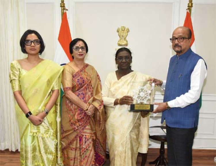 राष्ट्रपति द्रौपदी मुर्मु को राज्यपाल रमेन डेका ने भेंट की पहाड़ी मैना  की प्रतिकृति