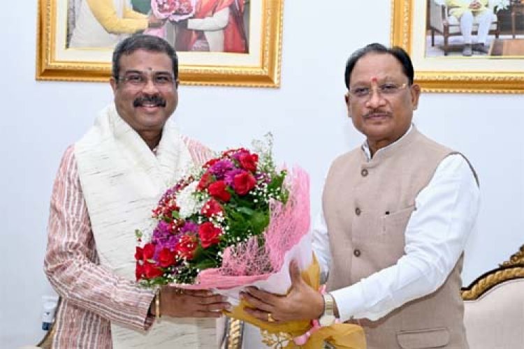 मुख्यमंत्री विष्णु देव साय से सांसद धर्मेंद्र प्रधान ने की शिष्टाचार भेंट