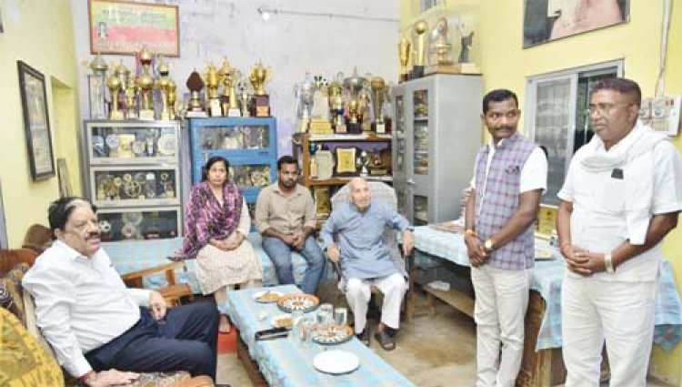 राज्य नीति आयोग के उपाध्यक्ष गणेश शंकर मिश्रा ने माता रुक्मिणी आश्रम पहुंचकर पद्मधर्मपाल सैनी से की मुलाकात